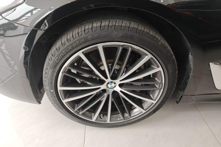 Used BMW 5 Series 2022 Second Facelift 530Li Leading Edition M Sport Package Left Front Wheel Hub