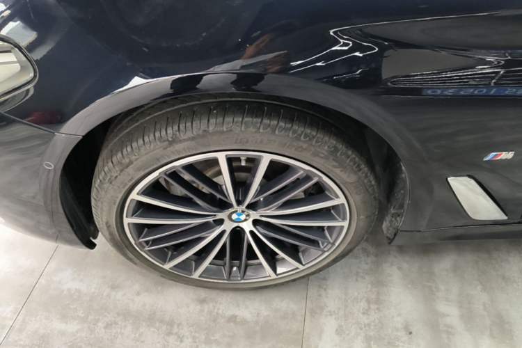 Used BMW 5 Series 2022 Restyled 530Li Leading Edition M Sport Package Left Front Wheel Hub