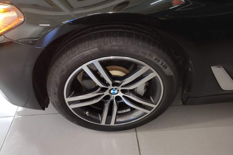 Used BMW 5 Series 2022 Updated 530Li Leading Edition Luxury Package Left Front Wheel Hub