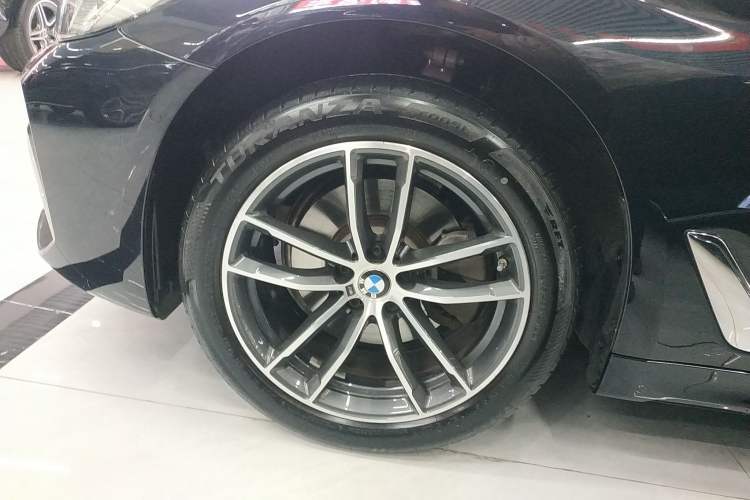Used BMW 5 Series 2022 Second Facelift 525Li M Sport Package Left Front Wheel Hub