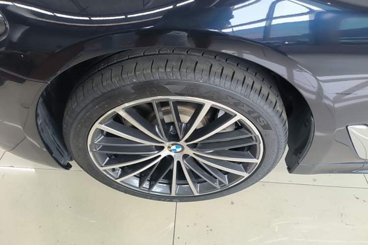 Used BMW 5 Series 2022 Second Facelift 530Li Leading Edition M Sport Package Left Front Wheel Hub
