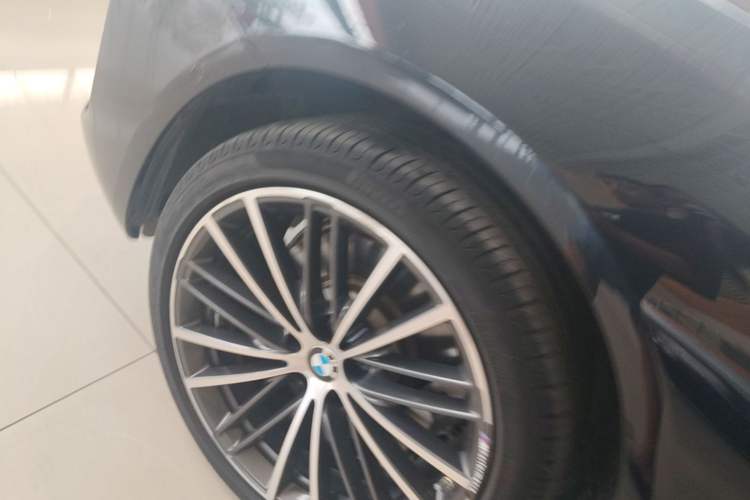 Used BMW 5 Series 2022 Second Facelift 530Li Leading Edition M Sport Package Left Front Wheel Hub
