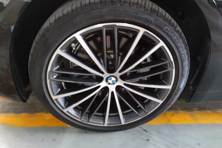 Used BMW 5 Series 2022 Second Facelift 530Li Leading Edition M Sport Package Left Front Wheel Hub