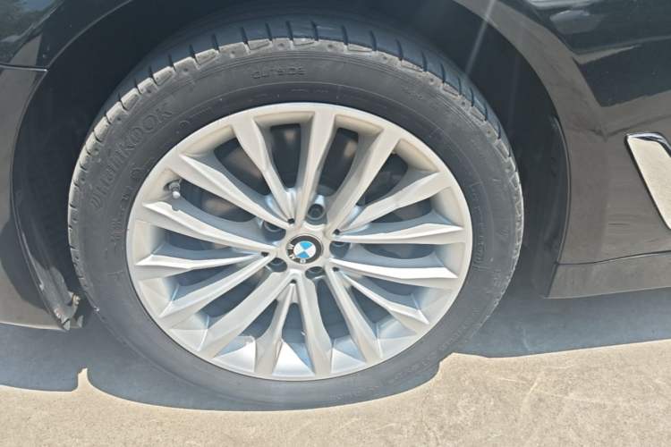 Used BMW 5 Series 2022 Restyled 525Li Luxury Package Left Front Wheel Hub