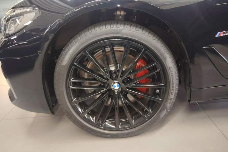 Used BMW 5 Series 2022 Second Facelift 530Li Leading Edition M Sport Package Left Front Wheel Hub