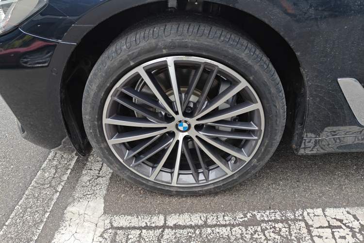 Used BMW 5 Series 2022 Second Facelift 530Li Leading Edition M Sport Package Left Front Wheel Hub