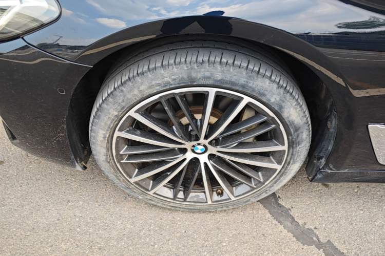 Used BMW 5 Series 2022 Restyled 530Li Leading Edition M Sport Package Left Front Wheel Hub