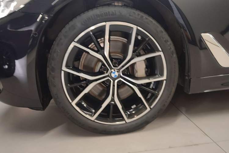 Used BMW 5 Series 2022 Revised Version 3 530Li Luxury Edition M Sport Package Left Front Wheel Hub