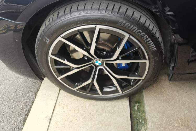 Used BMW 5 Series 2022 Second Facelift 530i M Sport Package Left Front Wheel Hub