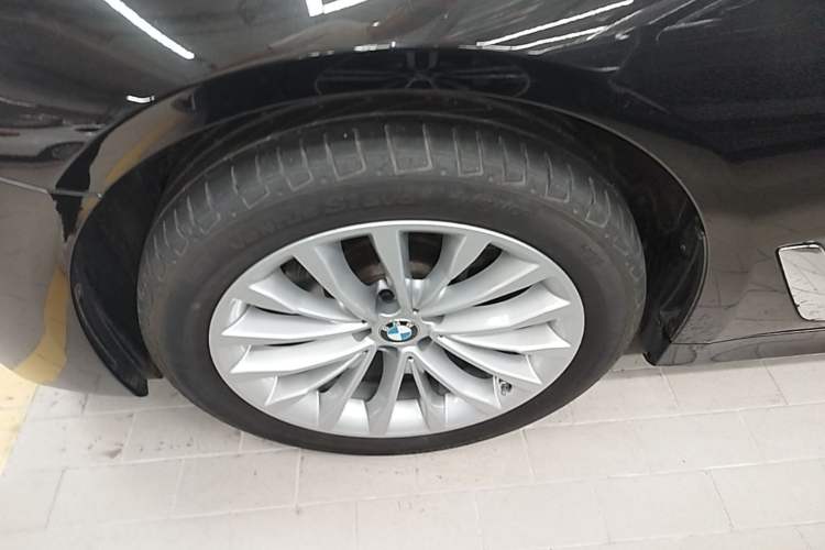 Used BMW 5 Series 2022 Second Facelift 525Li Luxury Package Left Front Wheel Hub