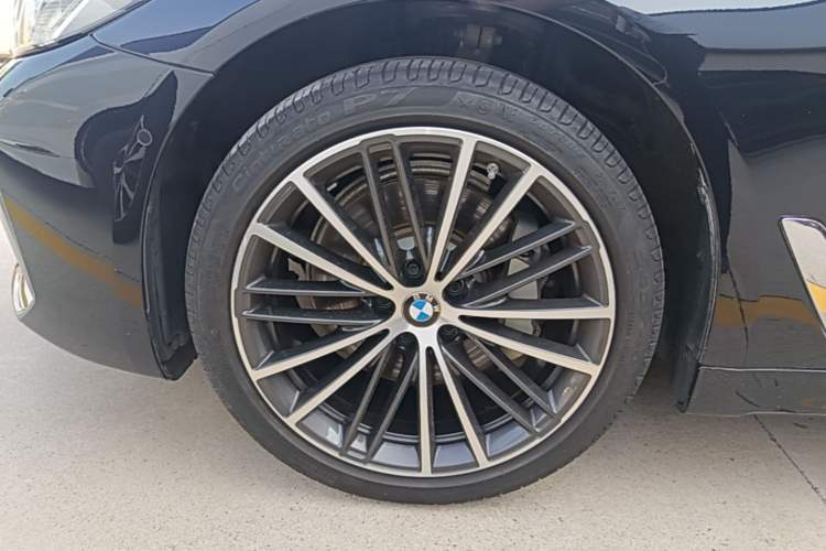 Used BMW 5 Series 2022 Restyled 530Li Leading Edition M Sport Package Left Front Wheel Hub