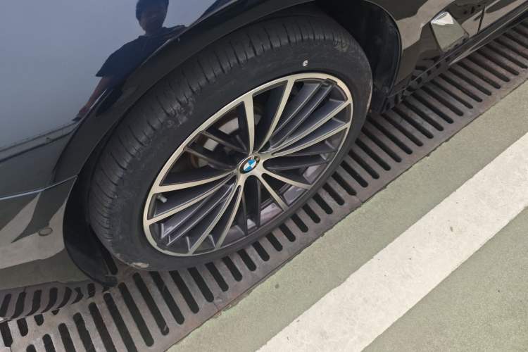 Used BMW 5 Series 2022 Restyled 530Li Leading Edition M Sport Package Left Front Wheel Hub