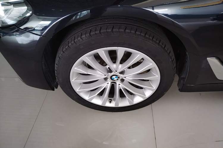 Used BMW 5 Series 2022 Second Facelift 525Li Luxury Package Left Front Wheel Hub