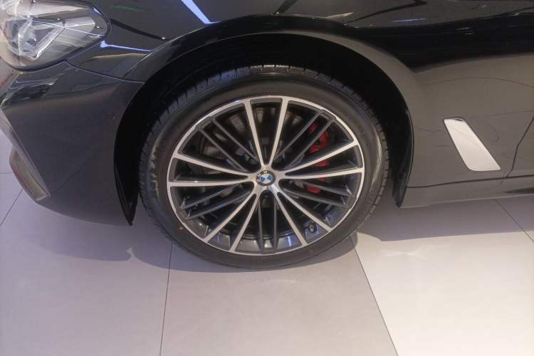 Used BMW 5 Series 2022 Second Facelift 530Li Leading Edition M Sport Package Left Front Wheel Hub