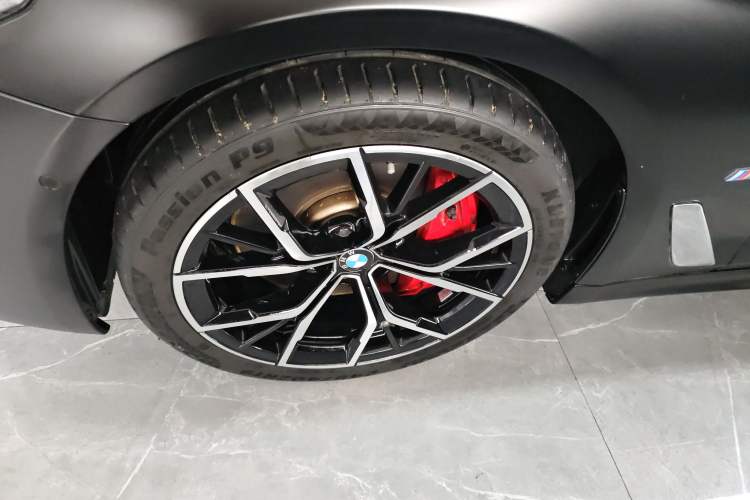 Used BMW 5 Series 2022 Restyled 540i Luxury Edition M Sport Package Left Front Wheel Hub