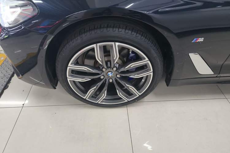 Used BMW 5 Series 2022 Second Facelift 530Li Leading Edition M Sport Package Left Front Wheel Hub