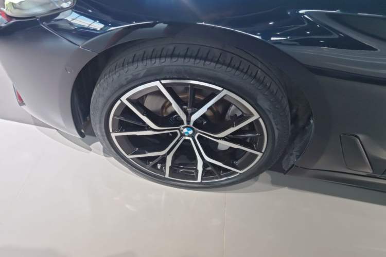 Used BMW 5 Series 2022 Second Facelift 530Li Luxury Version M Sport Package Left Front Wheel Hub