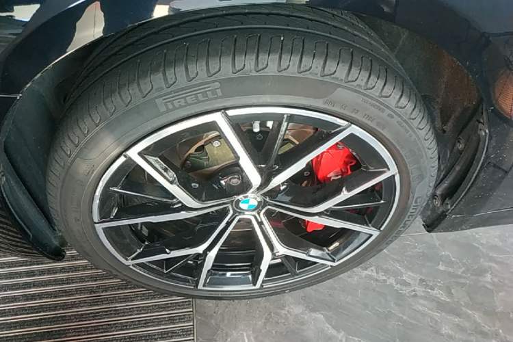 Used BMW 5 Series 2022 Revised Version 3 530Li Luxury Edition M Sport Package Left Front Wheel Hub