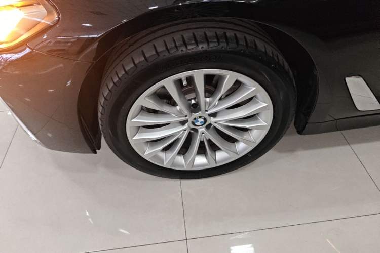 Used BMW 5 Series 2022 Second Facelift 525Li Luxury Package Left Front Wheel Hub