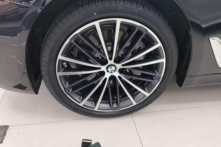 Used BMW 5 Series 2022 530Li Leading Model M Sport Package Left Front Wheel Hub