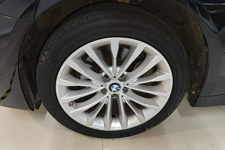 Used BMW 5 Series 2022 Restyled 525Li Luxury Package Left Front Wheel Hub