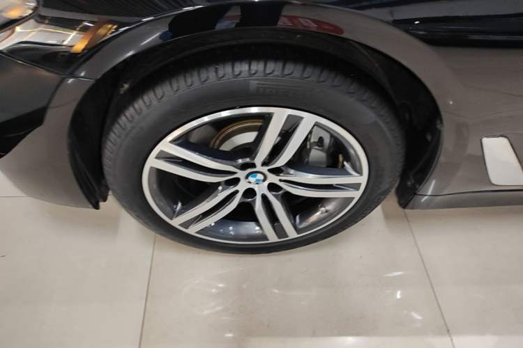 Used BMW 5 Series 2022 Second Facelift 530Li Leading Edition Luxury Package Left Front Wheel Hub