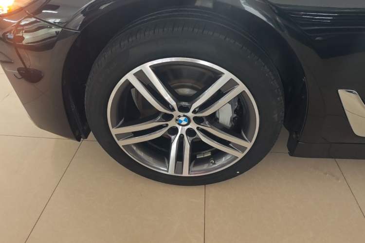 Used BMW 5 Series 2022 Updated 530Li Leading Edition Luxury Package Left Front Wheel Hub