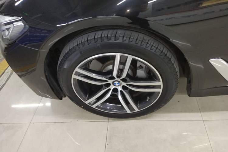 Used BMW 5 Series 2022 530Li Leading Luxury Package Left Front Wheel Hub