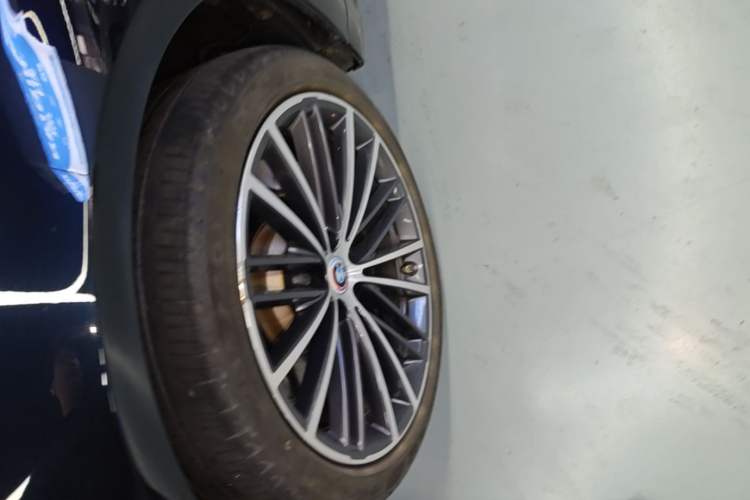 Used BMW 5 Series 2022 Second Facelift 530Li Leading Edition M Sport Package Left Front Wheel Hub