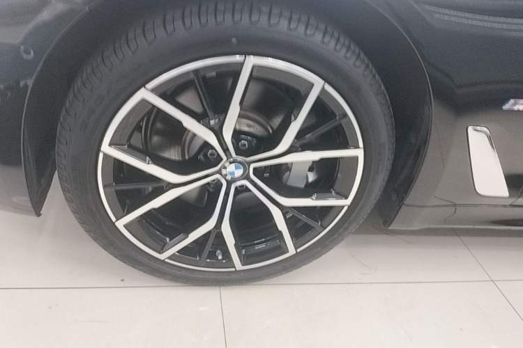 Used BMW 5 Series 2022 Second Facelift 530Li Luxury Version M Sport Package Left Front Wheel Hub
