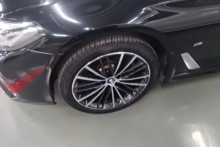 Used BMW 5 Series 2022 530Li Leading Model M Sport Package Left Front Wheel Hub