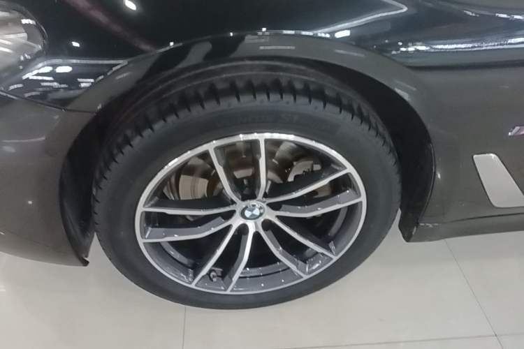 Used BMW 5 Series 2022 Second Facelift 525Li M Sport Package Left Front Wheel Hub