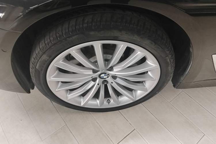 Used BMW 5 Series 2022 Second Facelift 530Li Luxury Edition Premium Package Left Front Wheel Hub