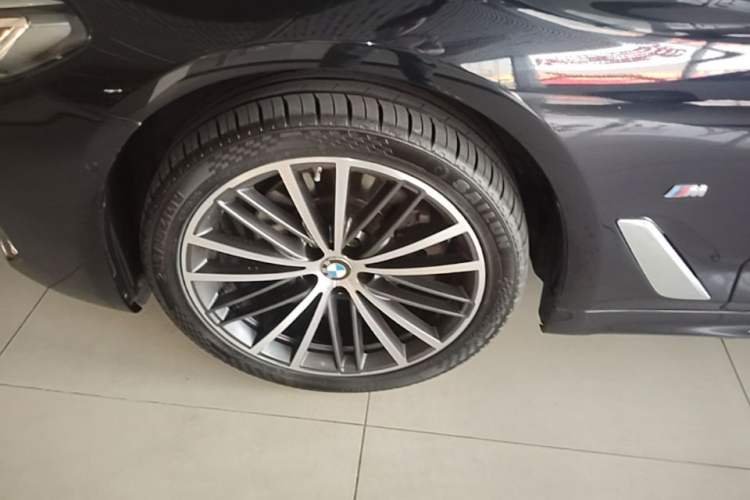 Used BMW 5 Series 2022 Second Facelift 525Li M Sport Package Left Front Wheel Hub