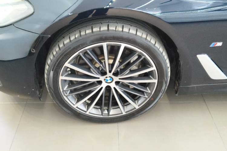 Used BMW 5 Series 2022 Restyled 530Li Leading Edition M Sport Package Left Front Wheel Hub