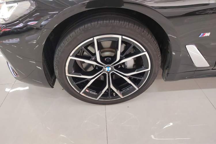 Used BMW 5 Series 2022 Restyled 530Li Luxury Edition M Sport Package Left Front Wheel Hub