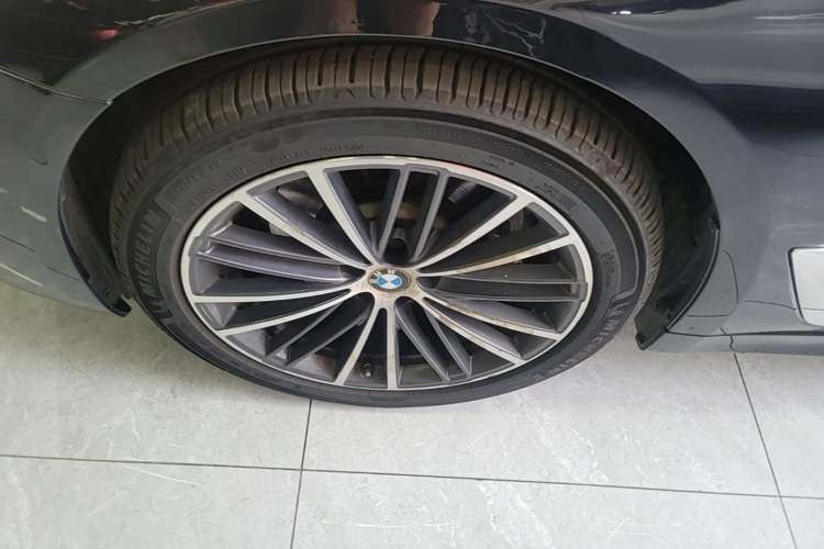 Used BMW 5 Series 2022 Second Facelift 530Li Leading Edition M Sport Package Left Front Wheel Hub