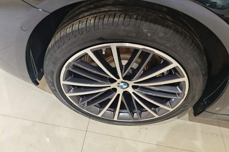 Used BMW 5 Series 2022 Second Facelift 530Li xDrive M Sport Package Left Front Wheel Hub
