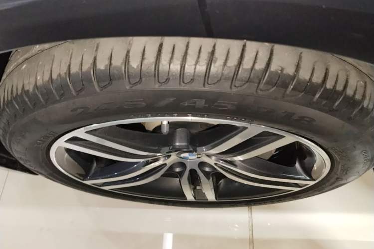 Used BMW 5 Series 2022 Second Facelift 530Li Leading Edition Luxury Package Left Front Wheel Hub
