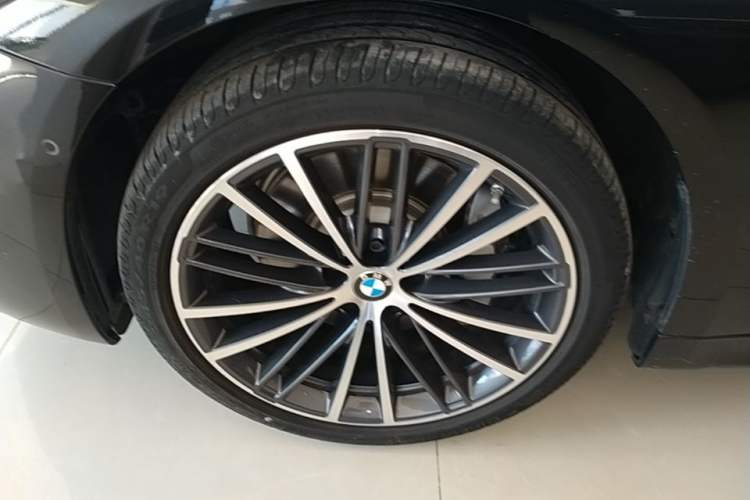 Used BMW 5 Series 2022 Restyled 530Li Leading Edition M Sport Package Left Front Wheel Hub