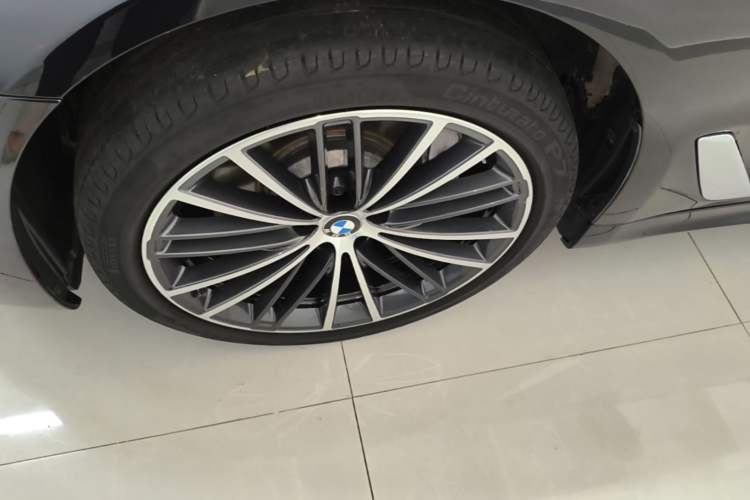 Used BMW 5 Series 2022 Restyled 530Li Leading Edition M Sport Package Left Front Wheel Hub