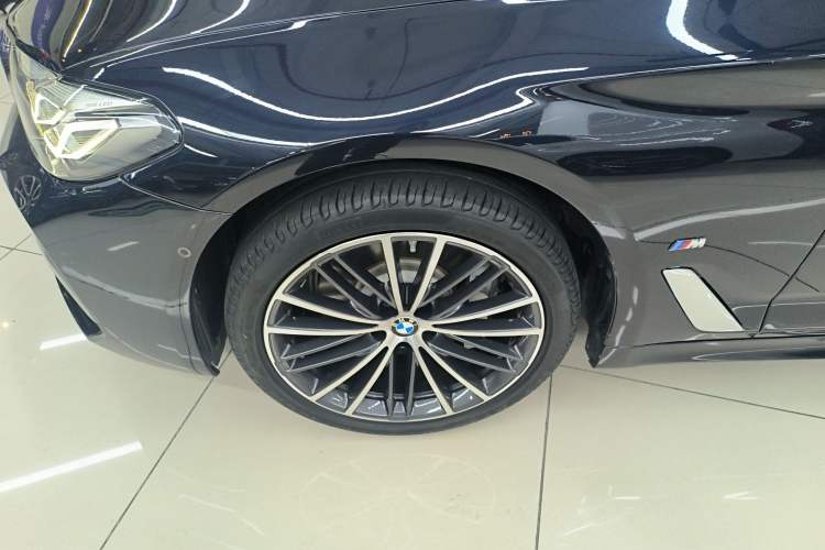 Used BMW 5 Series 2022 Second Facelift 530Li Leading Edition M Sport Package Left Front Wheel Hub