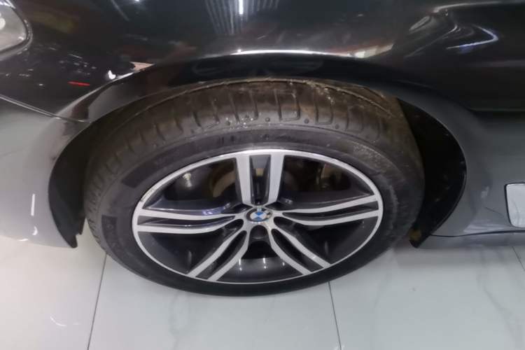 Used BMW 5 Series 2022 Second Facelift 530Li Leading Edition Luxury Package Left Front Wheel Hub