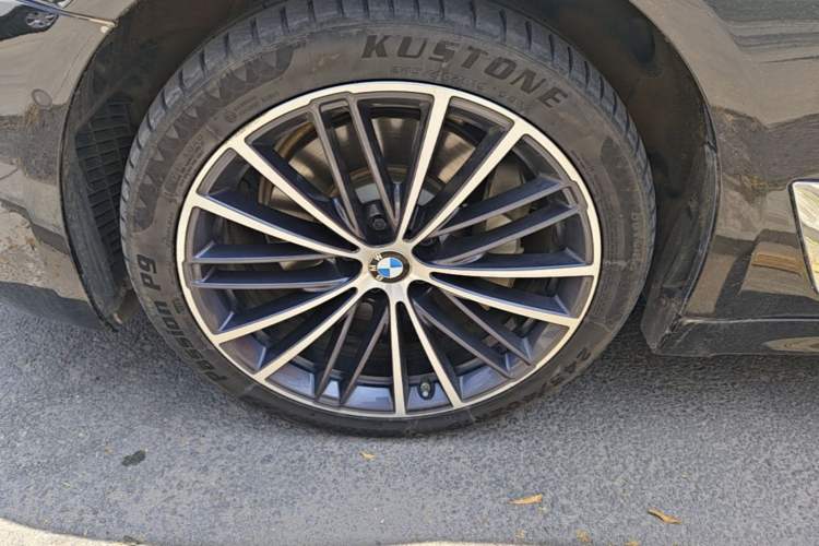 Used BMW 5 Series 2022 530Li Leading Model M Sport Package Left Front Wheel Hub