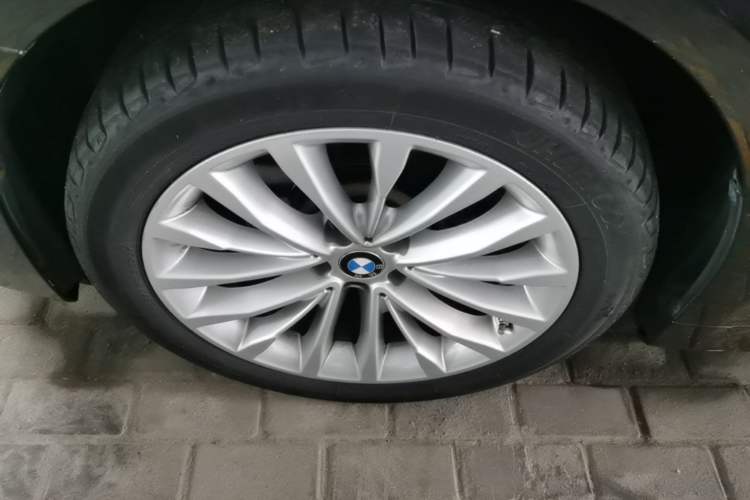 Used BMW 5 Series 2022 Restyled 525Li Luxury Package Left Front Wheel Hub