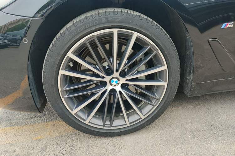 Used BMW 5 Series 2022 Second Facelift 530Li Leading Edition M Sport Package Left Front Wheel Hub