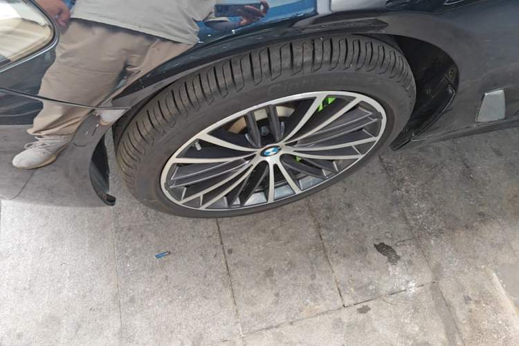 Used BMW 5 Series 2022 Restyled 530Li Leading Edition M Sport Package Left Front Wheel Hub
