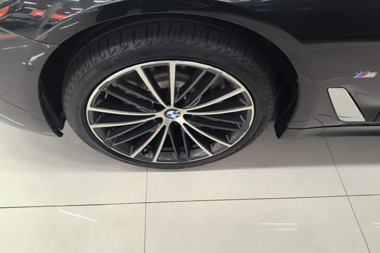 Used BMW 5 Series 2022 Restyled 530Li Leading Edition M Sport Package Left Front Wheel Hub