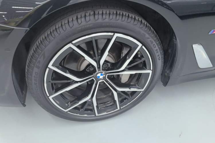 Used BMW 5 Series 2022 Revised Version 3 530Li Luxury Edition M Sport Package Left Front Wheel Hub