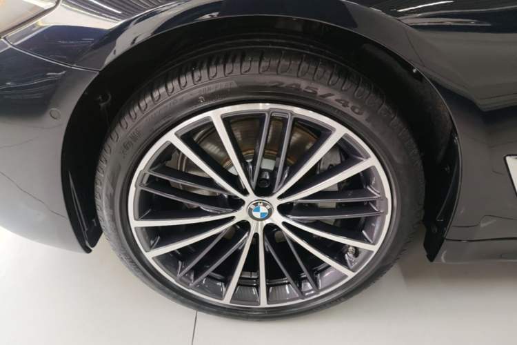 Used BMW 5 Series 2022 530Li Leading Model M Sport Package Left Front Wheel Hub